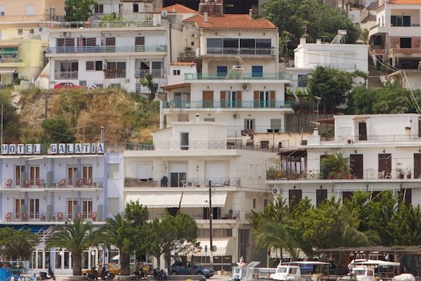Фотография морского побережья с домами и отелями на разных уровнях