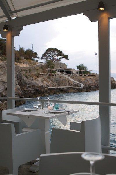 Фотография морского побережья, сделанная изнутри кафе, демонстрирует использование вертикальных линий в композиции фотографии