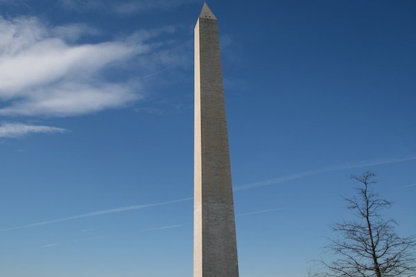 Фотография обелиска на фоне голубого неба, демонстрирующая использование вертикальных линий в композиции фотографии