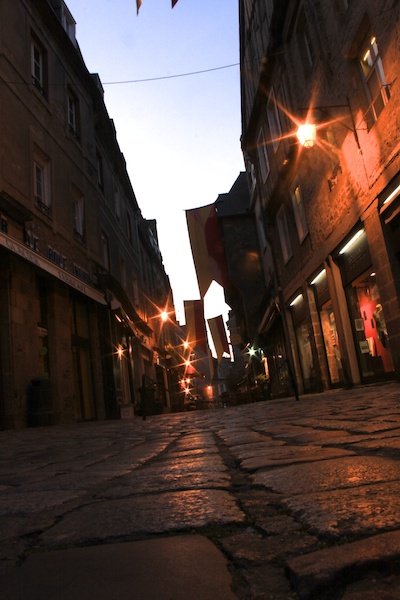 Снимок городской улицы под низким углом при слабом освещении с диаграммой, показывающей использование треугольников в композиции фотографии