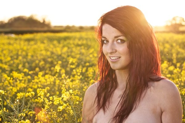 Фотография молодой женщины в поле желтых цветов демонстрирует редактирование с определением