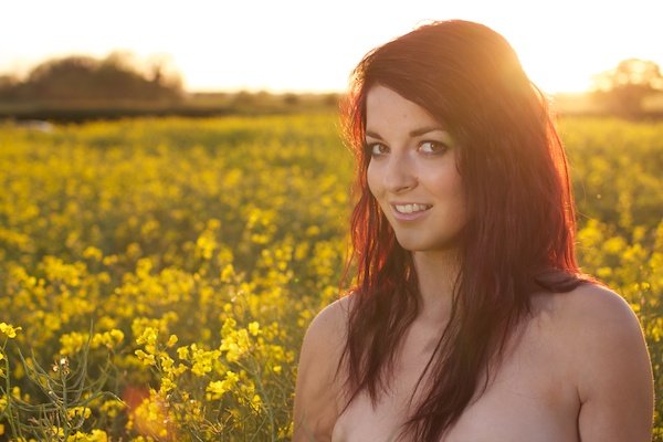 Фотография молодой женщины в поле желтых цветов демонстрирует редактирование с экспозицией