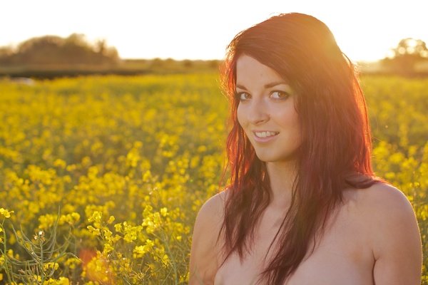 Фотография молодой женщины в поле желтых цветов демонстрирует редактирование с выделением