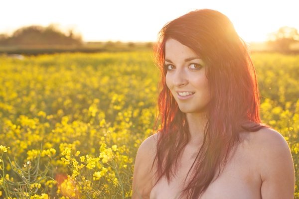 Фотография молодой женщины в поле желтых цветов демонстрирует монтаж с тенями
