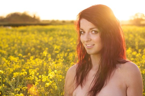 Фотография молодой женщины в поле желтых цветов демонстрирует редактирование с вибрацией