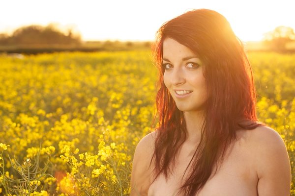 Фотография молодой женщины в поле желтых цветов демонстрирует редактирование с помощью баланса белого