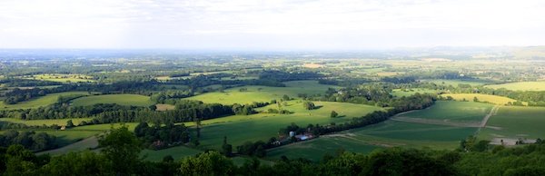 пейзажная панорамная фотография зеленых полей