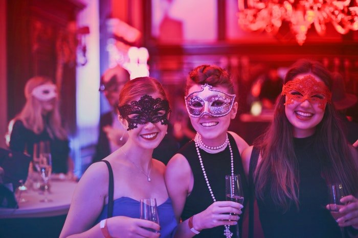 женщины в масках на вечеринке