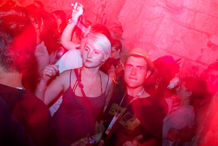 Атмосферный портрет людей в ночном клубе в розовых тонах