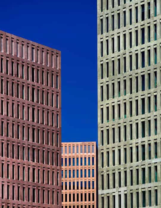Снимок городского пейзажа из трех высоких зданий, демонстрирующий использование визуального веса в фотографии