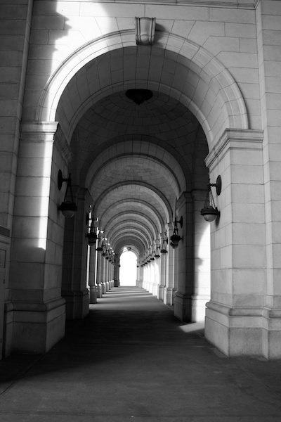 Черно-белая фотография арки в здании