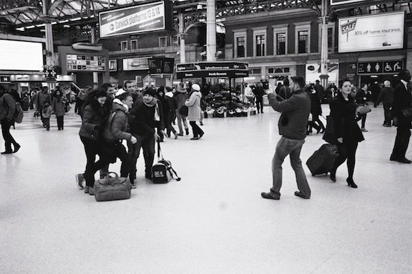Изображение людей на вокзале Виктория - черно-белая уличная фотография