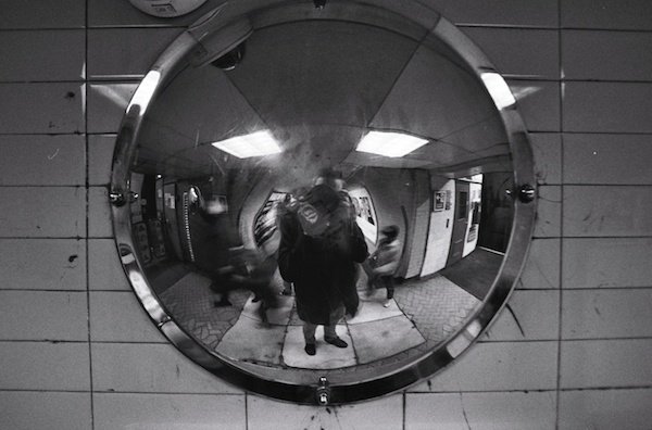 Автопортрет в зеркале - черно-белая уличная фотография