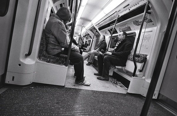 Люди в метро - черно-белая уличная фотография