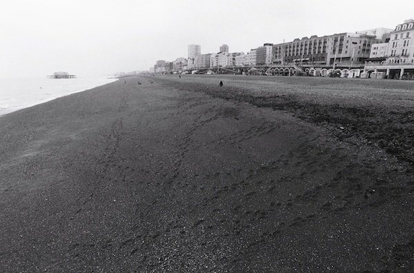 Мрачная пляжная сцена - черно-белая уличная фотография