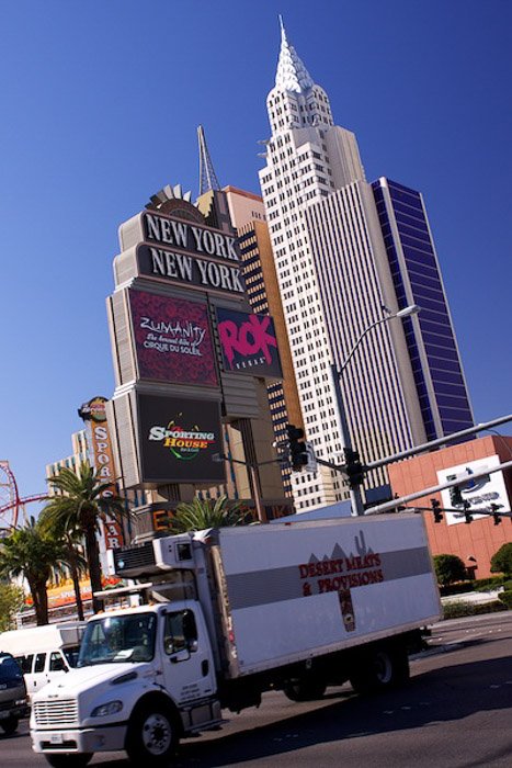 Фасад здания в Лас-Вегасе на фоне оживленной улицы