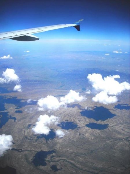 Изображение из иллюминатора самолета с видом на равнины. High Angle 30 Day Photography Challenge Tips