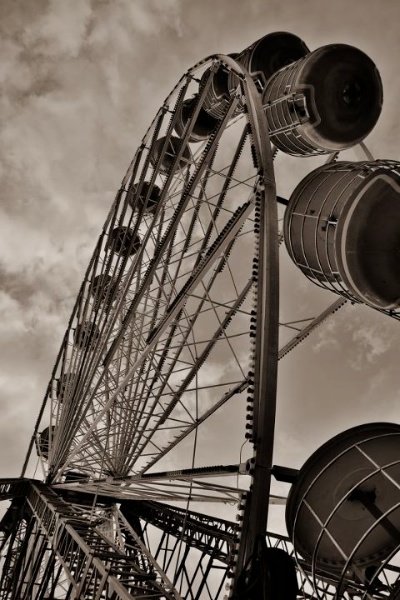 Сепийное изображение колеса обозрения. Low Angle 30 Day Photography Challenge Tips