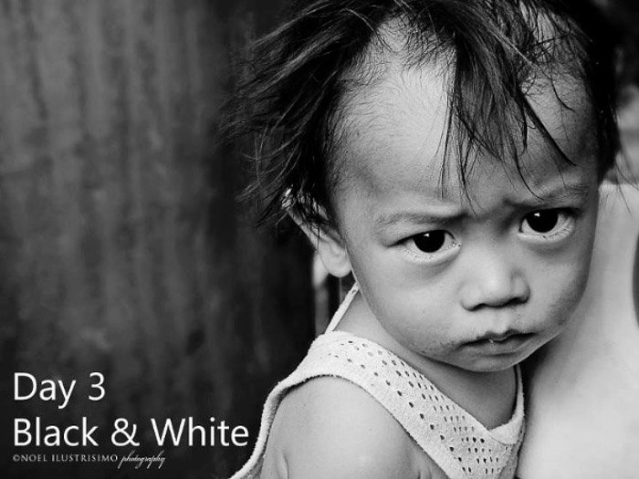 Черно-белая фотография маленького ребенка