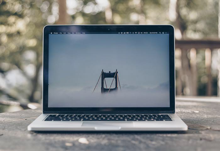 Ноутбук с изображением моста на экране
