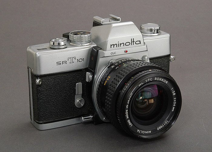 Minolta SRT-101 классическая винтажная камера на сером фоне