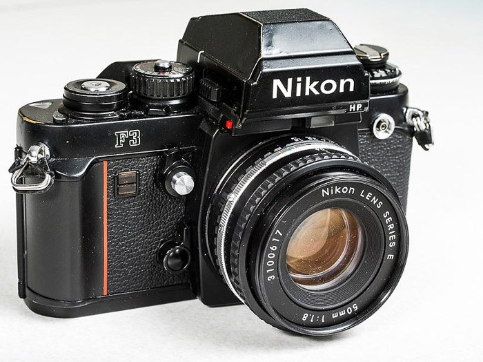 A 800px-Nikon F3 винтажная камера с видоискателем