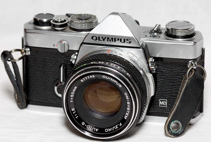 Пленочная/винтажная камера - Olympus OM-1 MD на белом фоне