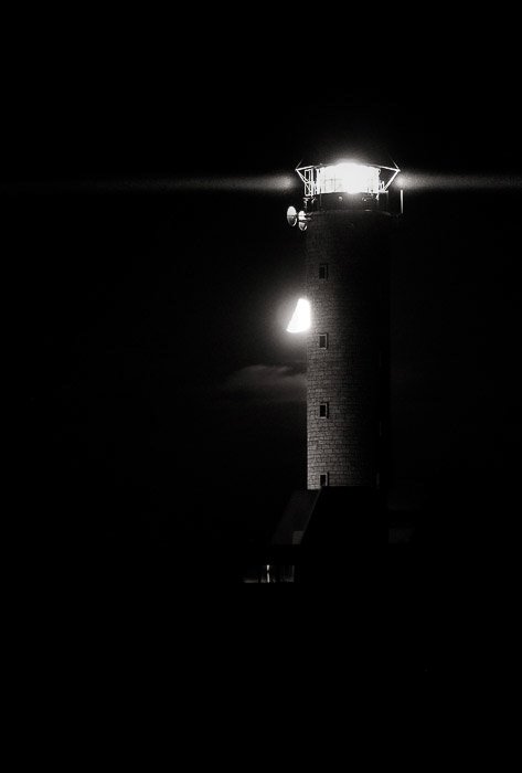 Атмосферный снимок маяка в Кап-Грис-Нез (Франция) ночью.