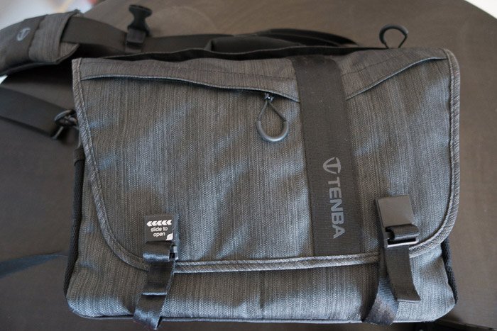 Закрытая передняя часть сумки Tenba Messenger Camera Bag