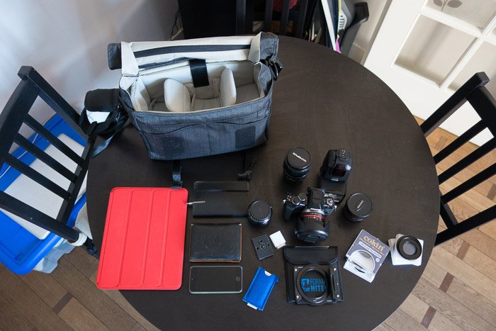 Все снаряжение, которое помещается в сумку Tenba Messenger Camera Bag