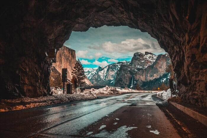 Горный пейзаж, снятый из туннеля, пример креативной пейзажной фотографииј