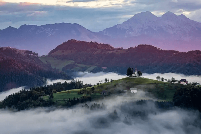 Потрясающий пейзаж на закате с горами и холмом, взятый из курса по пейзажной фотографии ExpertPhotography