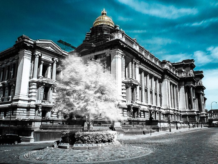Впечатляющий Дворец правосудия в Брюсселе (Бельгия), снятый с помощью инфракрасной съемки