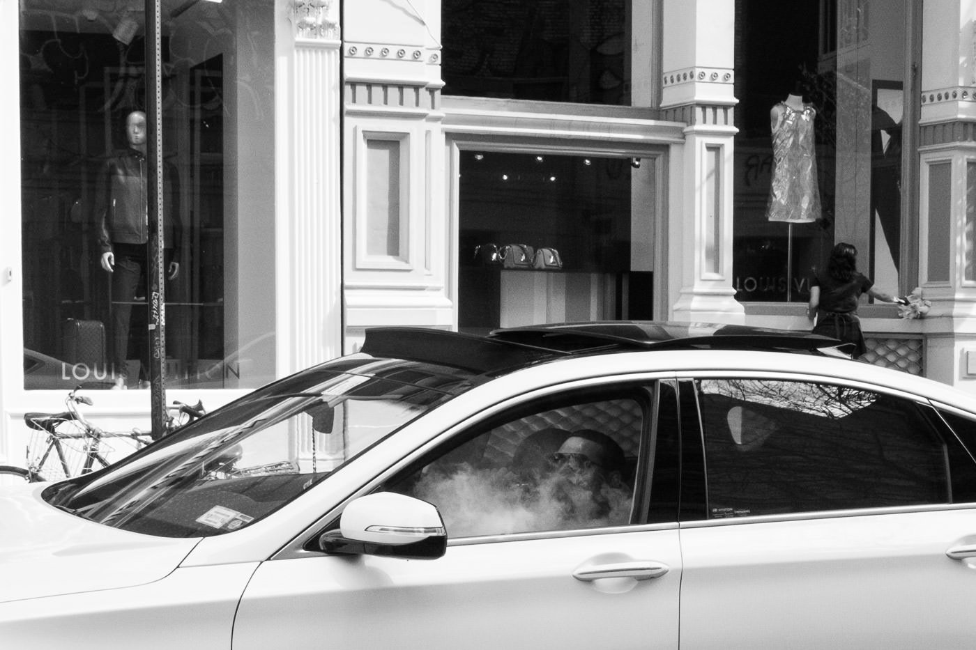 Уличная фотография: Мужчина курит в машине на улице