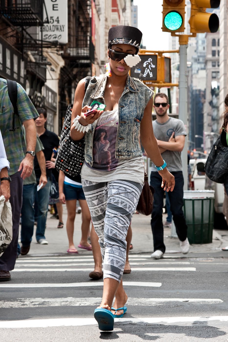 Уличная фотография: Вычурно одетая женщина переходит улицу