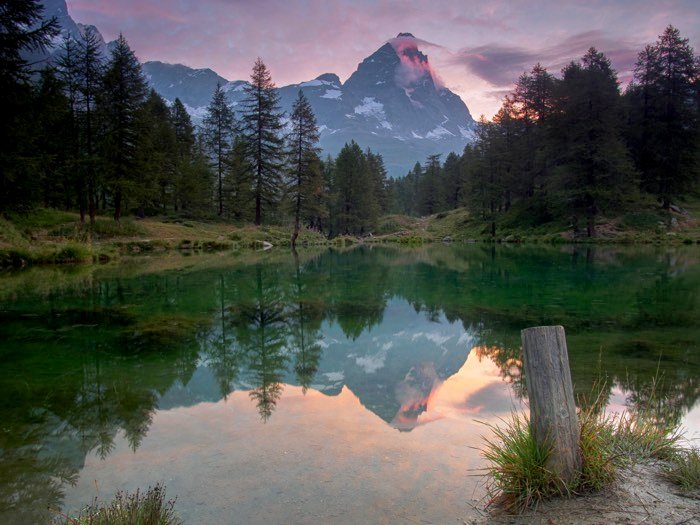пейзажное изображение пика Маттерхорн в Альпах с отражением озера на переднем плане