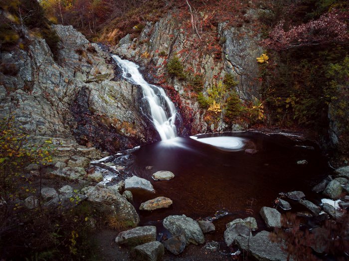 Штативы для пейзажной фотографии: Фотография бельгийского водопада с размытием движения, сделанная со штатива