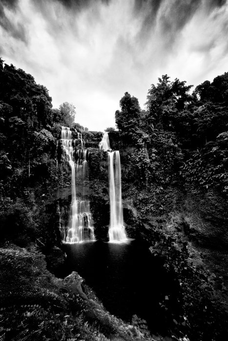  Черно-белый снимок водопада с длинной выдержкой, портретный вид