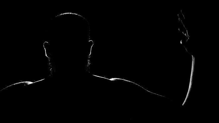 Портрет мужчины в низком ключе с использованием ободкового света для портретной фотографии