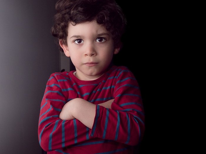Портрет мальчика, снятый с накамерной вспышкой, отраженной от белой стены