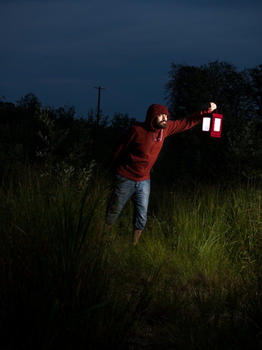 Портретное освещение: ночной портрет мужской модели при балансировании вспышки и окружающего света на открытом воздухе