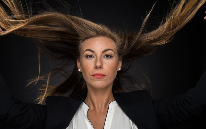 Освещение портрета: средний снимок женщины с развевающимися на ветру волосами
