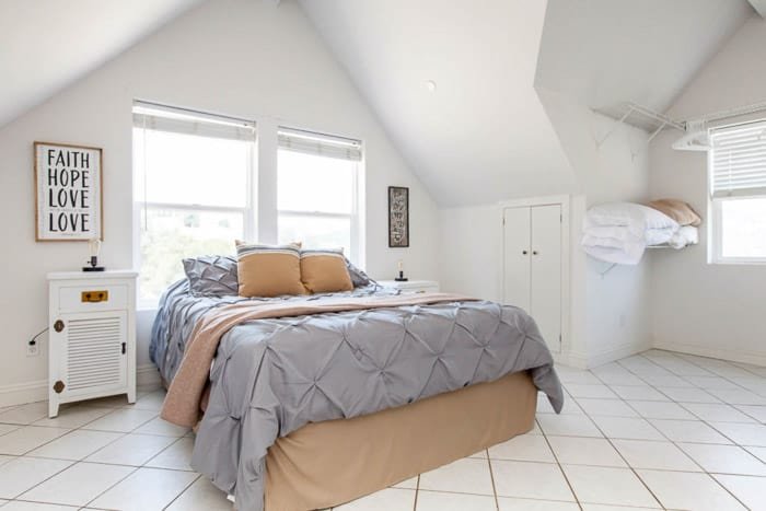Светлая и воздушная фотография спальни со сбалансированным светом с использованием отраженной вспышки