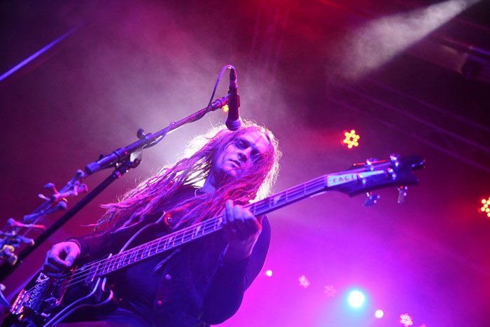 Вокалист группы Anathema, освещенный фиолетовым сценическим светом.