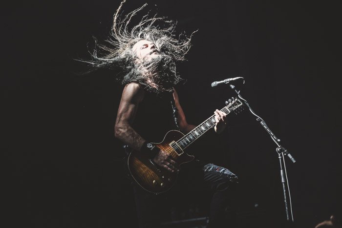 Гитарист Epica попал в высококонтрастный, высокоскоростной свет.
