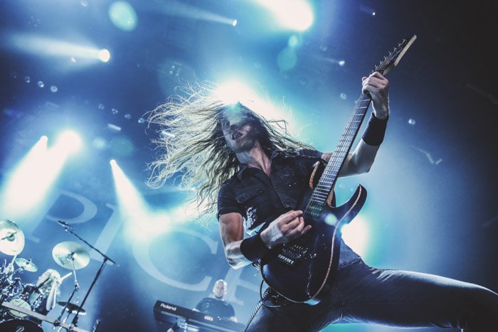 Марк Янсен, ведущий гитарист метал-группы Epica, на концерте в голубом свете.