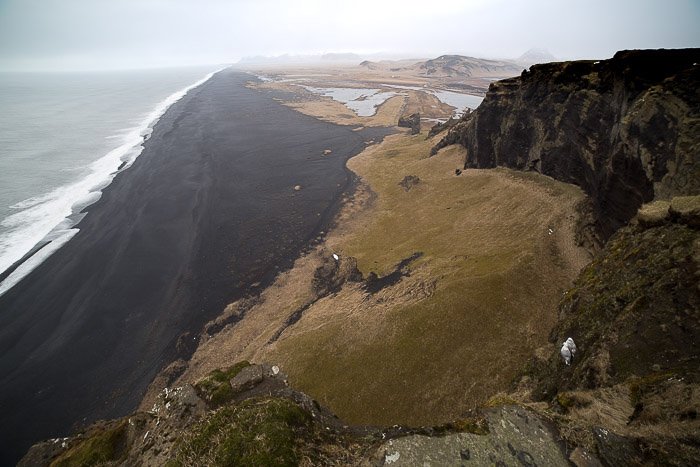 Пейзажная фотография, сделанная сверху пляжа Черного песка в Исландии