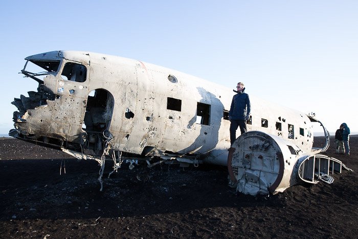 фотография человека на крыле заброшенного разбившегося самолета, часть исландского флота призраков