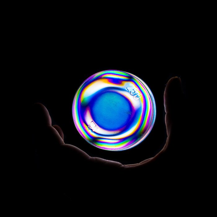 Самодельный фантастический эффект магической сферы, созданный с помощью пластикового контейнера и фотоэластичности
