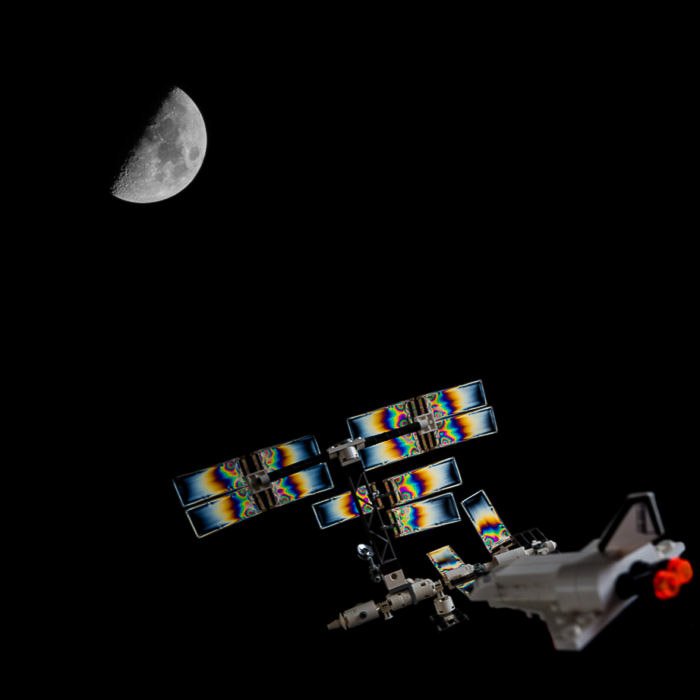 Композитное изображение фотоупругой космической станции LEGO и Луны